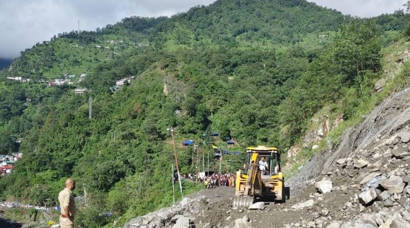 केदारनाथ यात्रा पर लैंडस्लाइड ने लगाया ब्रेक,यात्रियों की बढ़ी परेशानियां