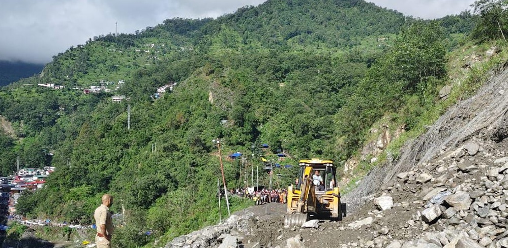 केदारनाथ यात्रा पर लैंडस्लाइड ने लगाया ब्रेक,यात्रियों की बढ़ी परेशानियां
