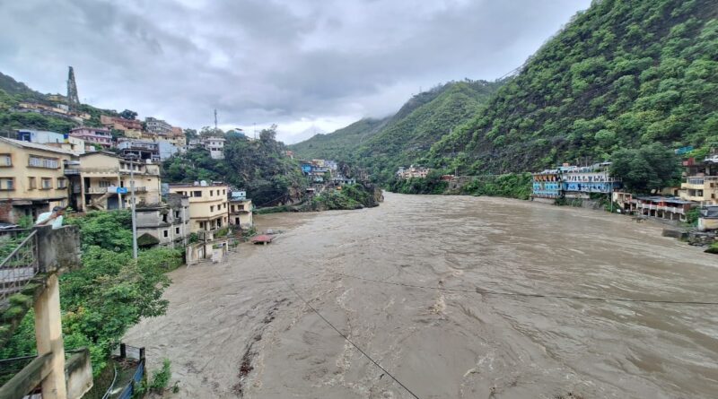 भारी बारिश से अलकनंदा पूरे उफान पर,सभी घाट जलमग्न,नदी किनारे जाने पर रोक