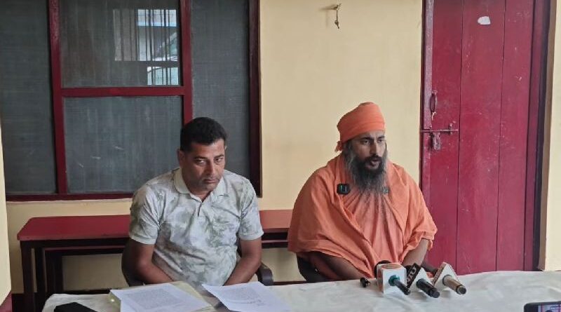 बिना पूर्व सूचना के हटाई सुरक्षा, ऋषि आश्रम के महंत का आरोप
