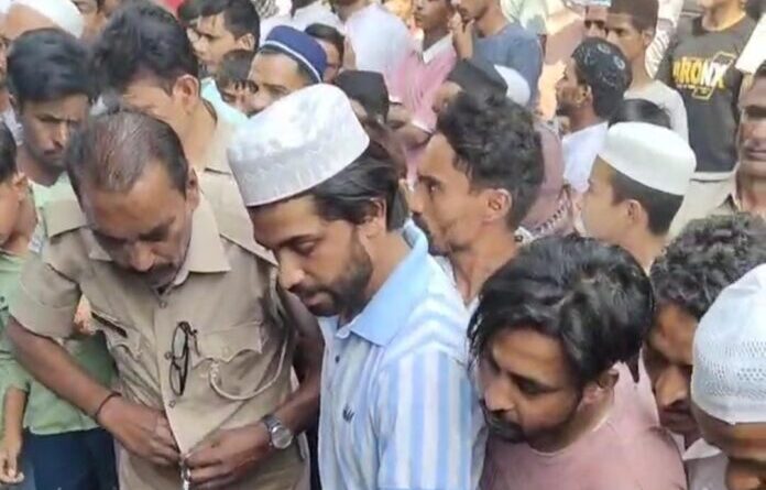 दिन दहाड़े युवक की गला रेतकर हत्या,वारदात को अंजाम देने के बाद खुद पुलिस स्टेशन पहुंचा आरोपी