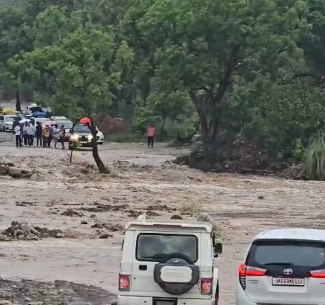 भारी बारिश के चलते कुमाऊ और गढ़वाल को जोड़ने वाला हाईवे बाधित,कई वाहन फंसे