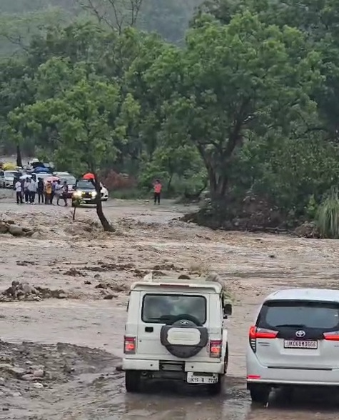 भारी बारिश के चलते कुमाऊ और गढ़वाल को जोड़ने वाला हाईवे बाधित,कई वाहन फंसे