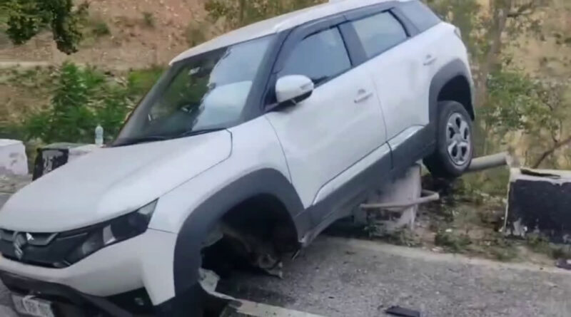 पैराफिट से टकराई तेज रफ्तार कार,बड़ा हादसा टला