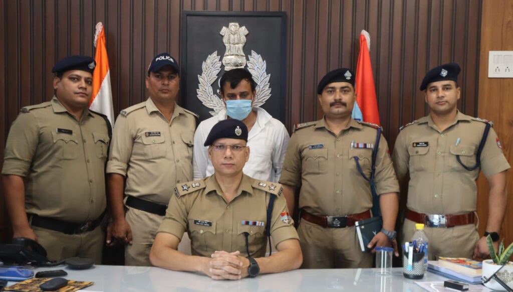 करोड़ों कीी धोखाधड़ी का ईनाम बदमाश गिरफ्तार