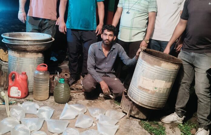 आबकारी विभाग ने खंडहर में की छापेमारी,55 लीटर कच्ची शराब और छह ड्रम लहन बरामद