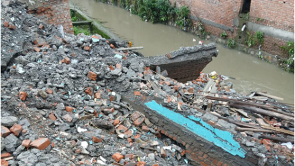 दून में मूसलाधार बारिश से बाढ़ जैसे हालात ,कई मकान बहे