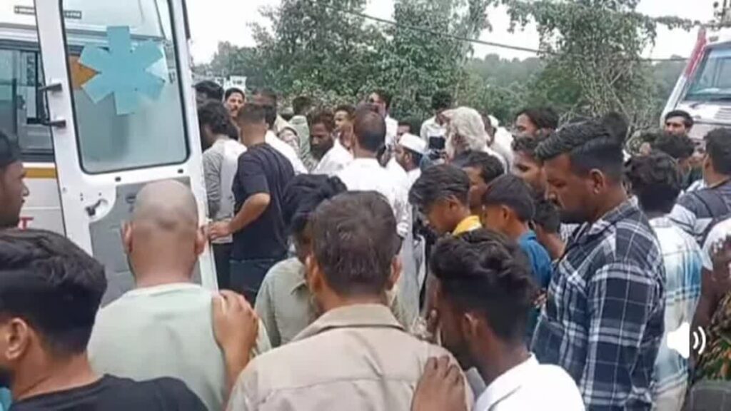 रॉंग साइड से फिसकर ट्रक के नीचे जा घुसे तीन बाइक सवार,एक की मौत,दो गंभीर