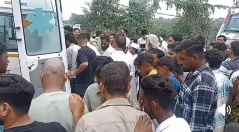 रॉंग साइड से फिसकर ट्रक के नीचे जा घुसे तीन बाइक सवार,एक की मौत,दो गंभीर