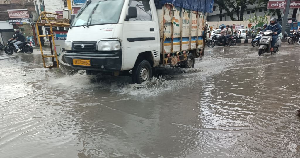 मानसून की बारिश ने खोली प्रशासन के दावों की पोल,जलभराव से लोग हलकान