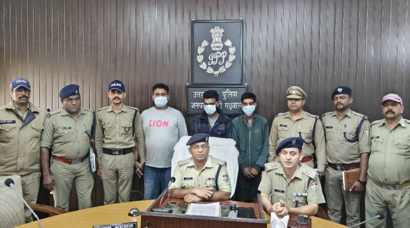 चोरी किए गए कई कुन्तल बिजली के तार व लोहे के एंगल सहित तीन आरोपी गिरफ्तार