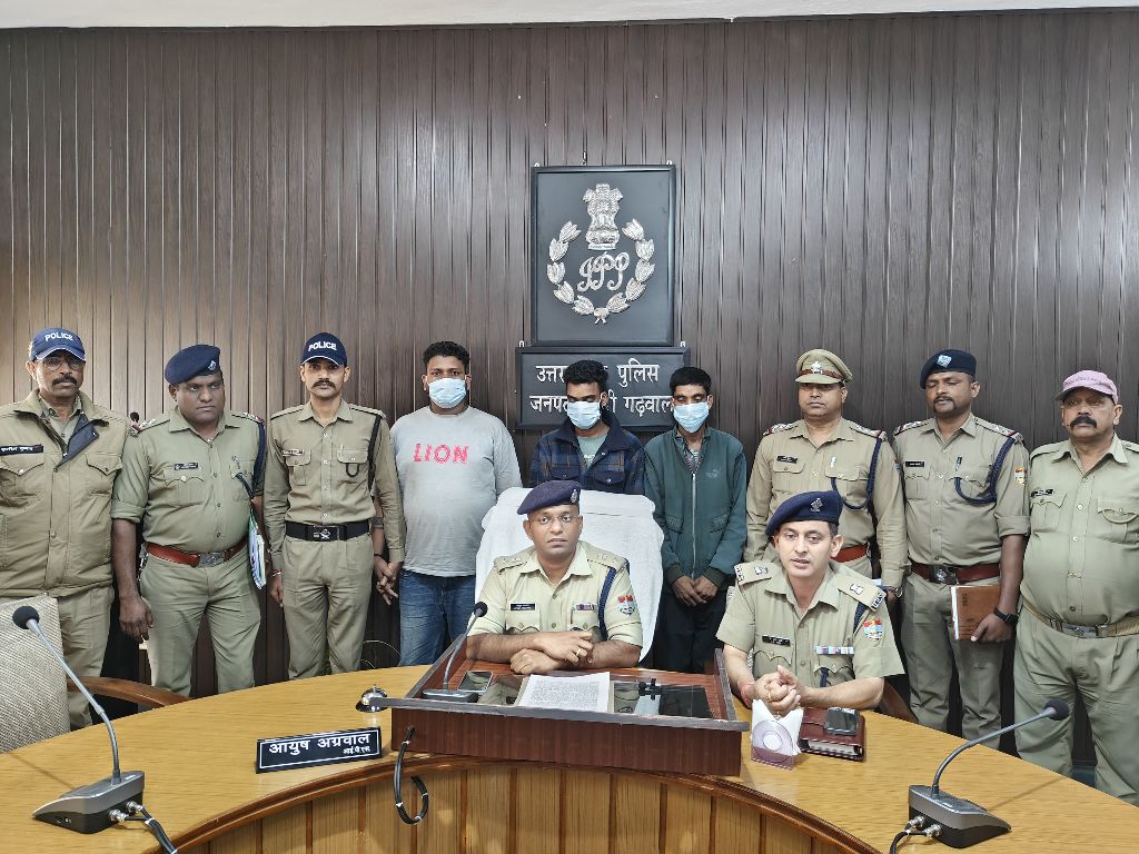 चोरी किए गए कई कुन्तल बिजली के तार व लोहे के एंगल सहित तीन आरोपी गिरफ्तार