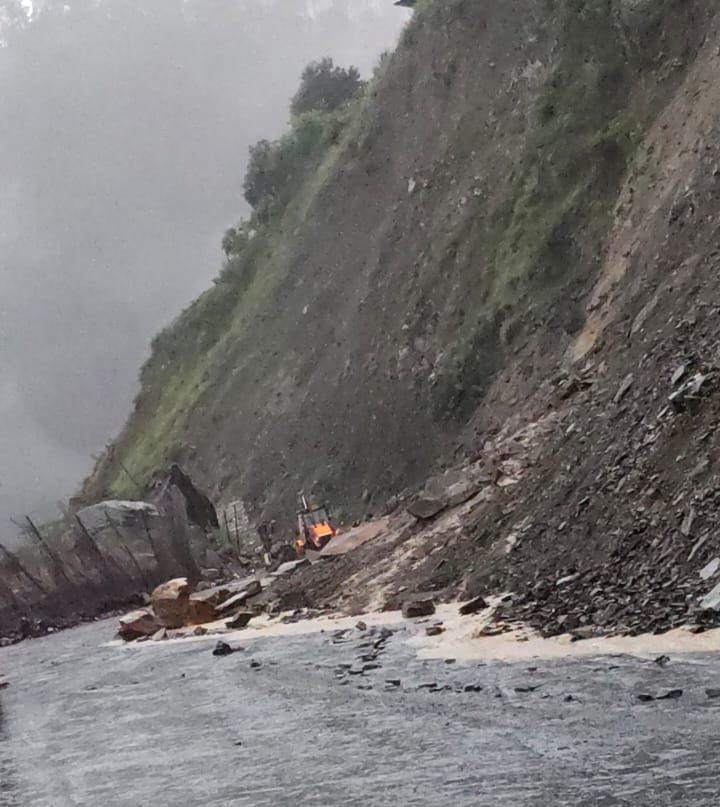 गंगोत्री राजमार्ग पर आया मलबा, मार्ग अवरूद्ध