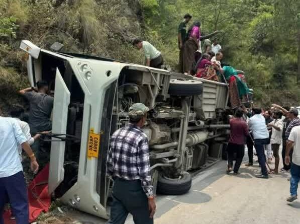 यात्रियों की बस पलटने से कई घायल
