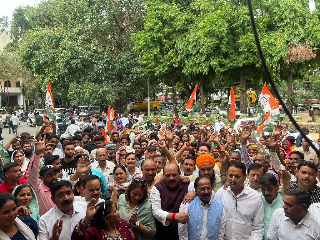 मलिन बस्तिवासियों की समस्याओं को लेकर कांग्रेस ने किया नगर निगम का घेराव