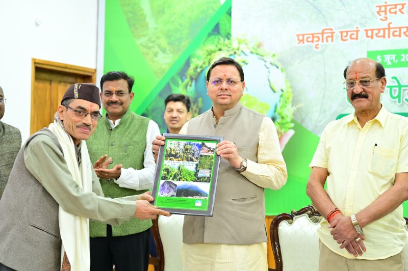 सीएम धामी ने पर्यावरण के क्षेत्र में सर्वश्रेष्ठ कार्य करने वाले लोगों को सम्मानित किया