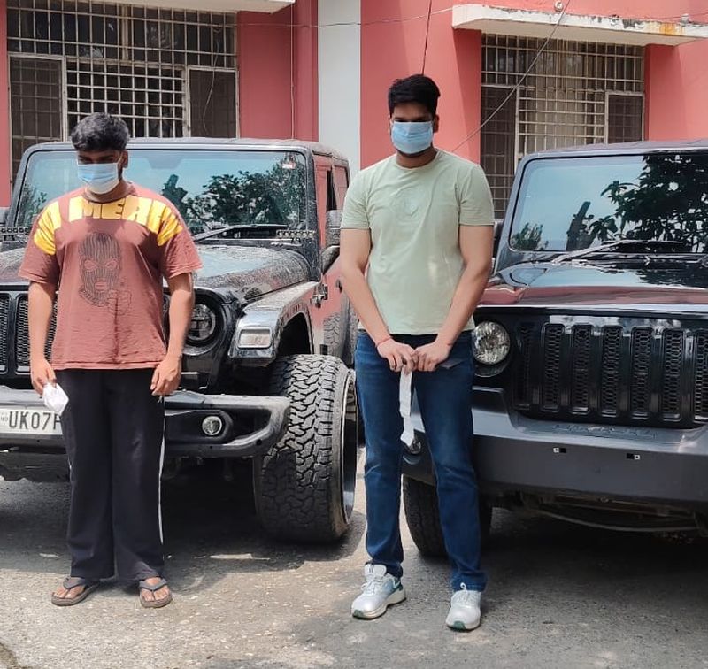 स्टंट दिखाकर सोशल मीडिया में फेमस होने की चाह में दो युवक पहंुच गए थाने,वाहन सीज