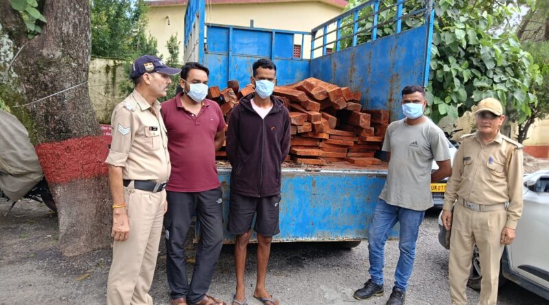 पुलिस को मिली कामयाबी, अवैध रूप से तुन की लकड़ी ले जा रहे तीन  दबोचे