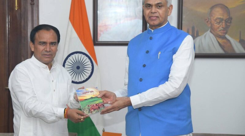 कैबिनेट मंत्री डॉ धन सिंह रावत ने गुजरात के राज्यपाल से की भेंट