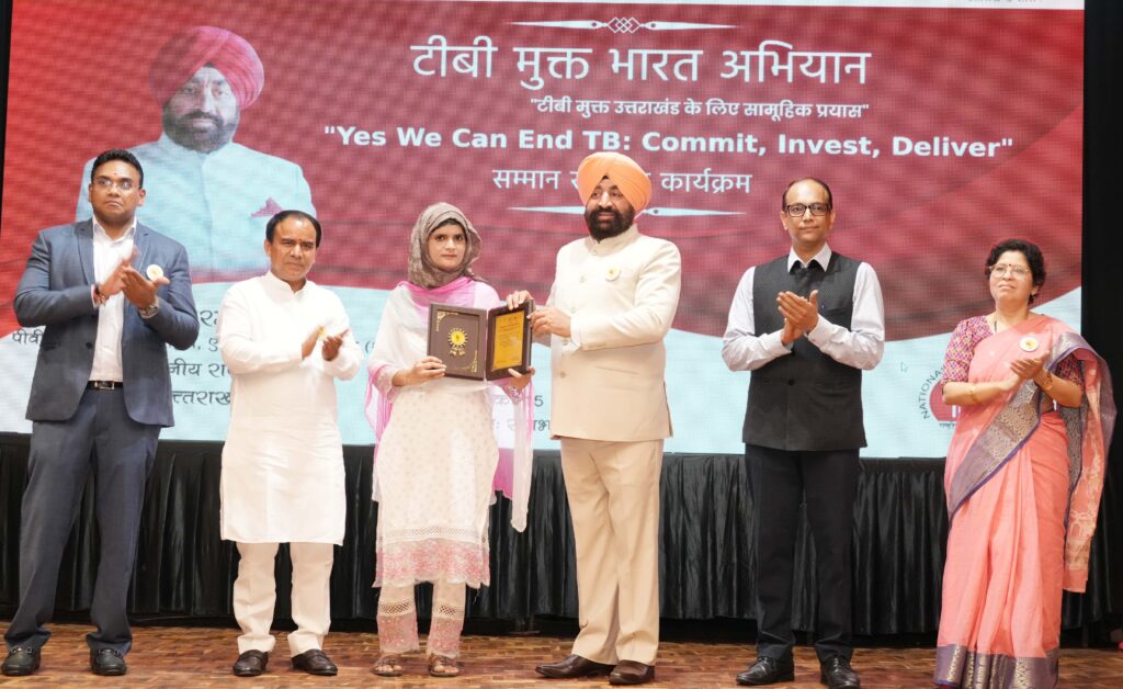 राज्यपाल व स्वास्थ्य मंत्री ने टीबी मुक्त भारत अभियान में उत्कृष्ट योगदान देने वाले लोगों को किया सम्मानित