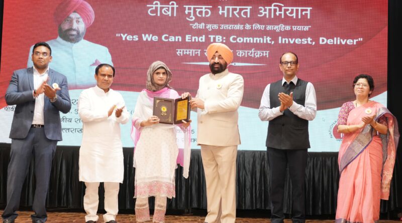 राज्यपाल व स्वास्थ्य मंत्री ने टीबी मुक्त भारत अभियान में उत्कृष्ट योगदान देने वाले लोगों को किया सम्मानित