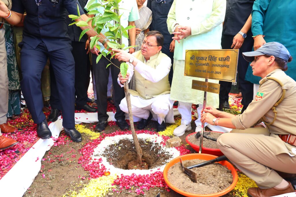 हरेला पर्व राज्यव्यापी पौधारोपण कार्यक्रम में मुख्यमंत्री ने रोपा रुद्राक्ष का पौधा