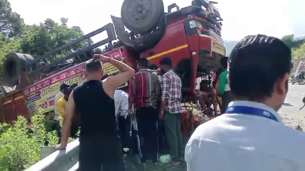 अनियंत्रित होकर सड़क पर पलटा कांवडियों का ट्रक,तीन की मौत,14 गंभीर