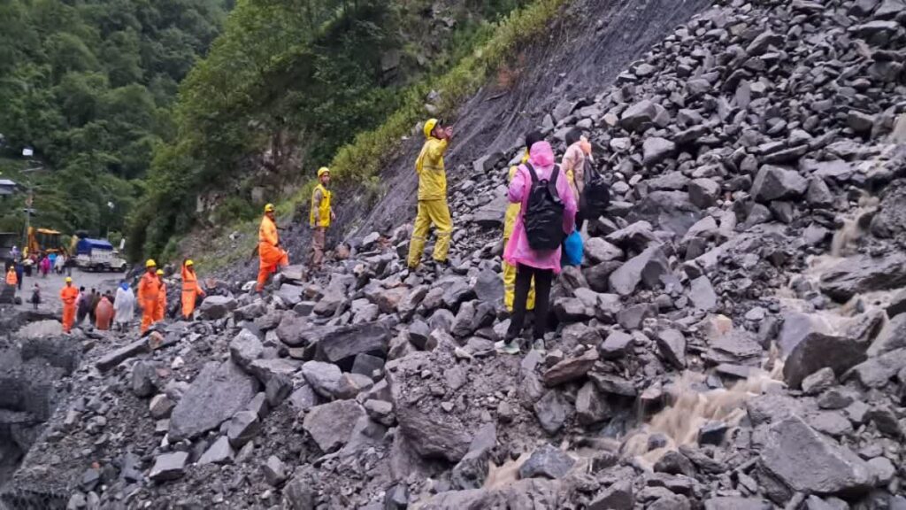 मुनकटिया में मार्ग ध्वस्त,केदारनाथ यात्रा रोकी