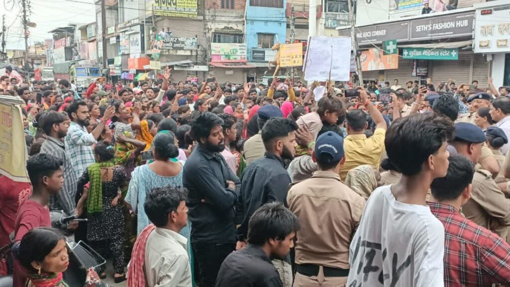 नाबालिग संदिग्ध मौत केसः डोईवाला में आरोपियों की गिरफ्तारी की मांग को लेकर सड़क पर लगाया जाम –