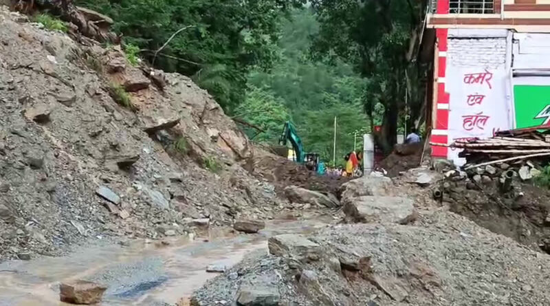 लैंडस्लाइड के कारण हो रही मुश्किल, रास्ते में फंस रहे तीर्थयात्री