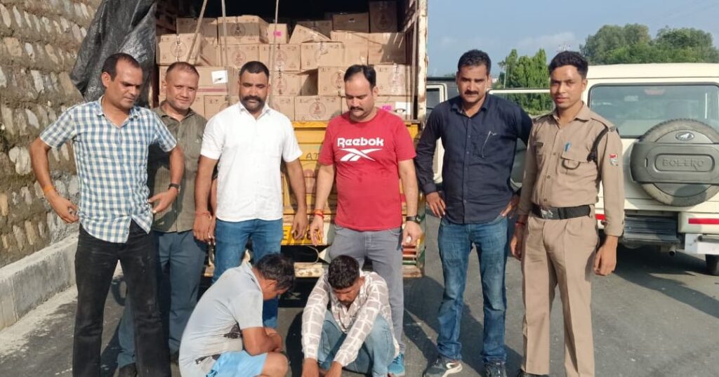 दून पुलिस को मिली बड़ी कामयाबी, 233 पेटी अवैध अंग्रेजी शराब के साथ दबोचे तीन तस्कर