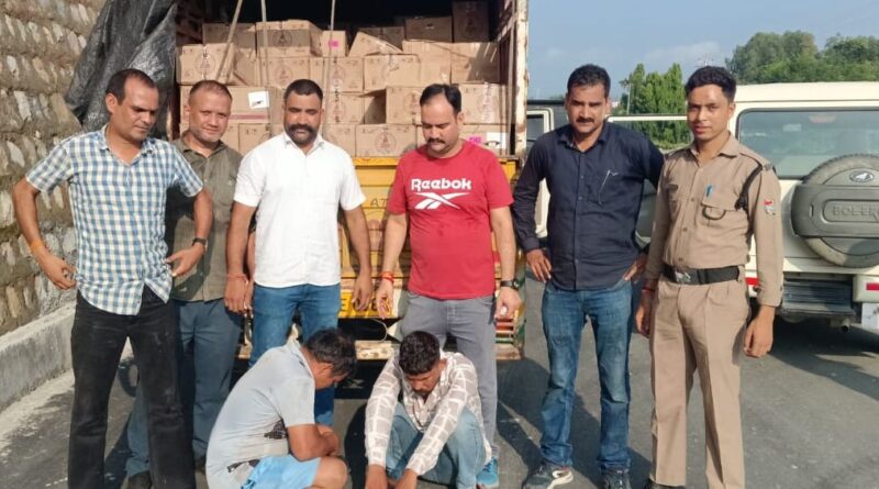दून पुलिस को मिली बड़ी कामयाबी, 233 पेटी अवैध अंग्रेजी शराब के साथ दबोचे तीन तस्कर