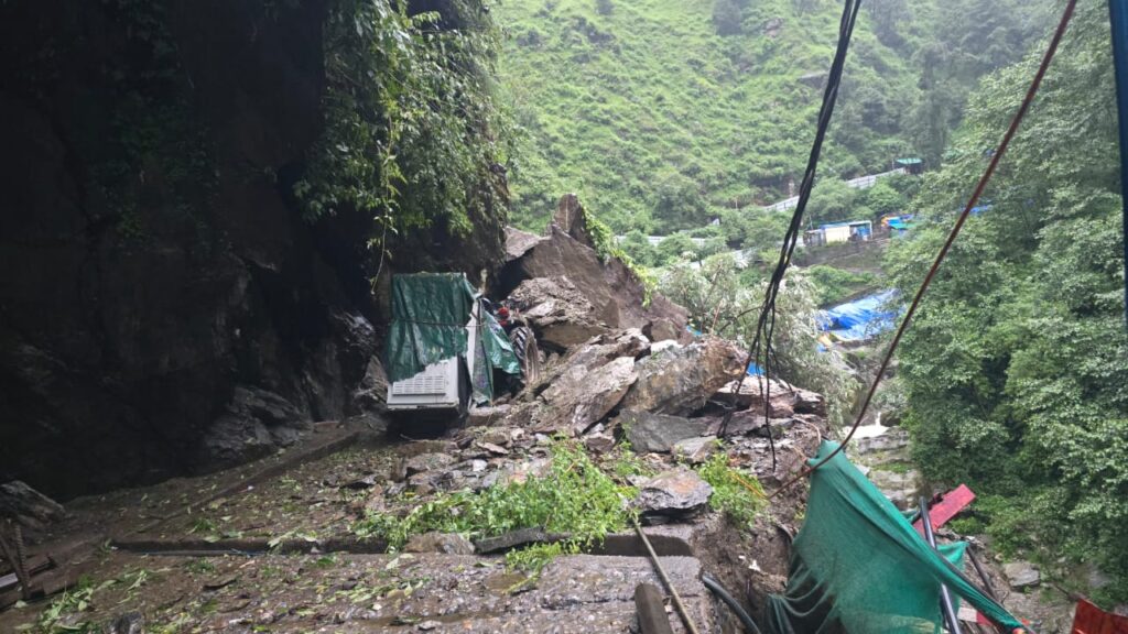 अतिवृष्टि से मची तबाही, मकान और वाहन मलबे में दबे
