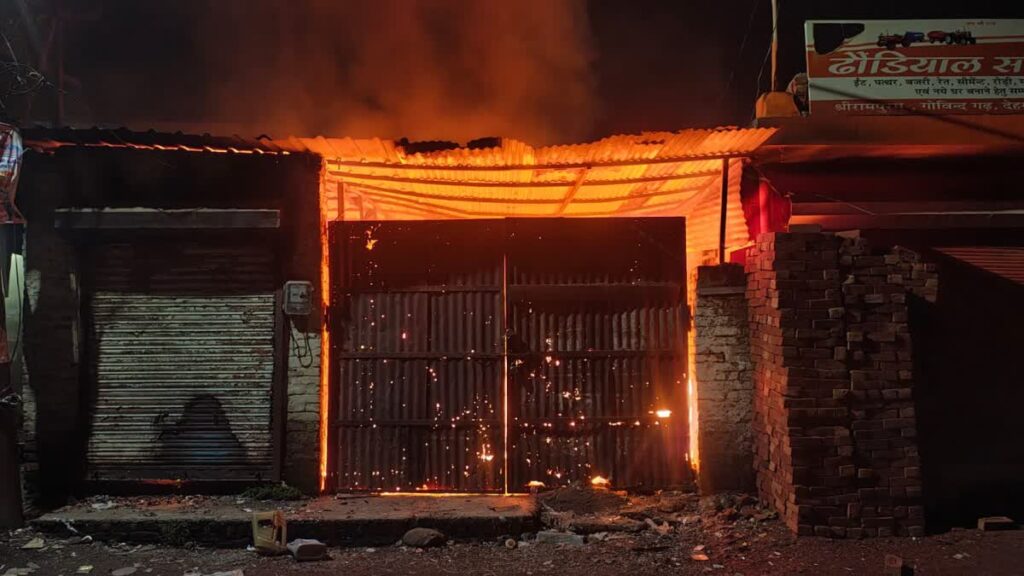 देर रात कबाड़ की दुकान में लगी आग, 6 गाड़ियों ने पाया काबू