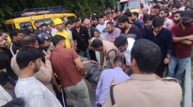 अल सुबह गहरी खाई में गिरा पर्यटक,हालत गंभीर