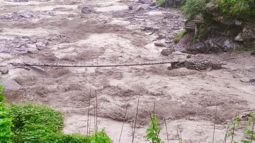 मदमहेश्वर धाम को जोड़ने वाला लकड़ी का पुल क्षतिग्रस्त, ट्रॉली से किया जा रहा रेस्क्यू