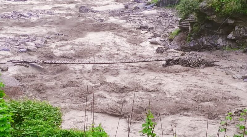मदमहेश्वर धाम को जोड़ने वाला लकड़ी का पुल क्षतिग्रस्त, ट्रॉली से किया जा रहा रेस्क्यू