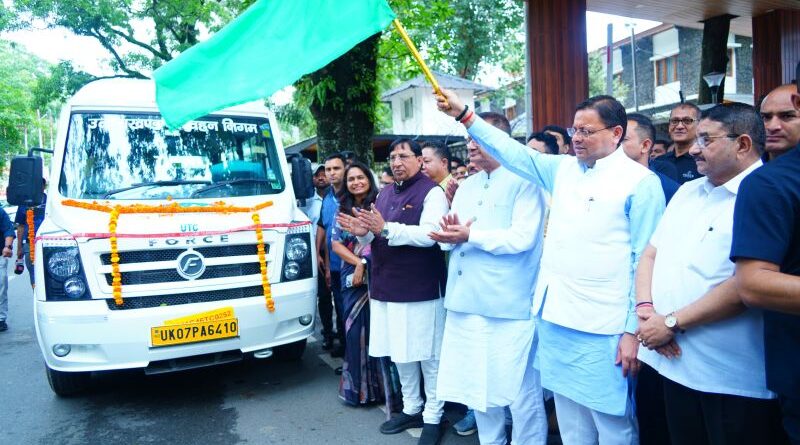 सीएम धामी ने दिखाई 20 टेम्पो ट्रैवलर को हरी झंडी