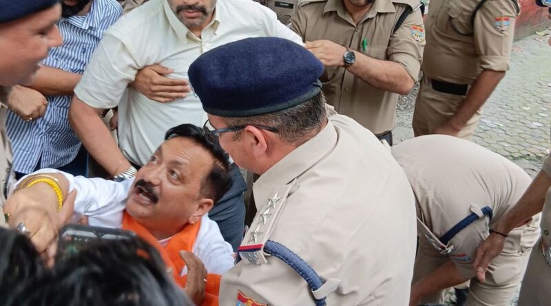 चुनाव आयोग के खिलाफ राजभवन पर धरना देने पर कांग्रेस प्रदेश अध्यक्ष करन माहरा गिरफ्तार