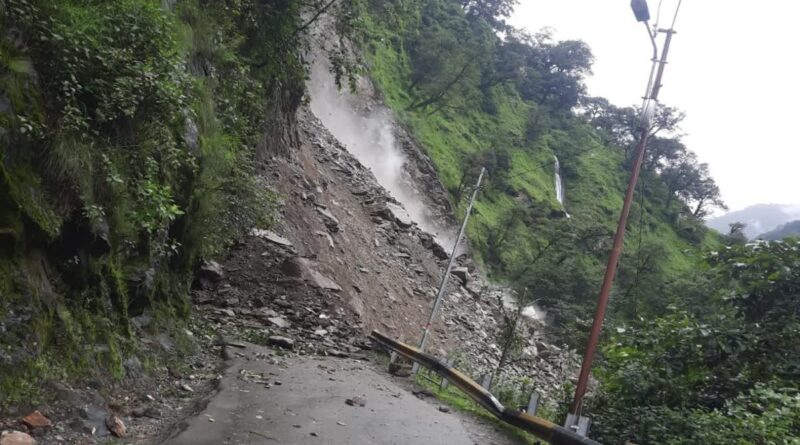 गौरीकुंड और सोनप्रयाग के बीच टूटा पहाड़, रोकी गई केदारननाथ यात्रा