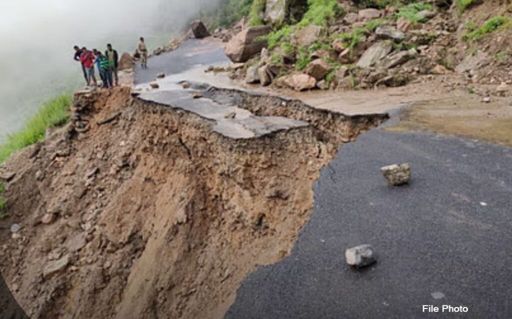 चार धाम यात्रा पर लगा ब्रेक, बारिश और भूस्खलन से सड़के बंद