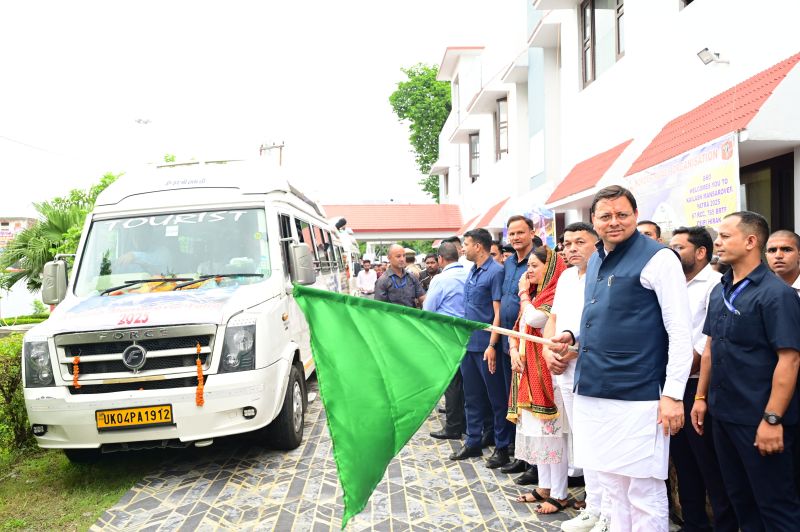 मुख्यमंत्री ने कैलाश मानसरोवर यात्रा के पहले दल को हरी झंडी दिखाकर किया रवाना