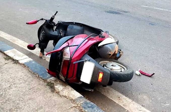 सड़क हादसे में स्कूटी सवार युवक की मौत, साथी घायल
