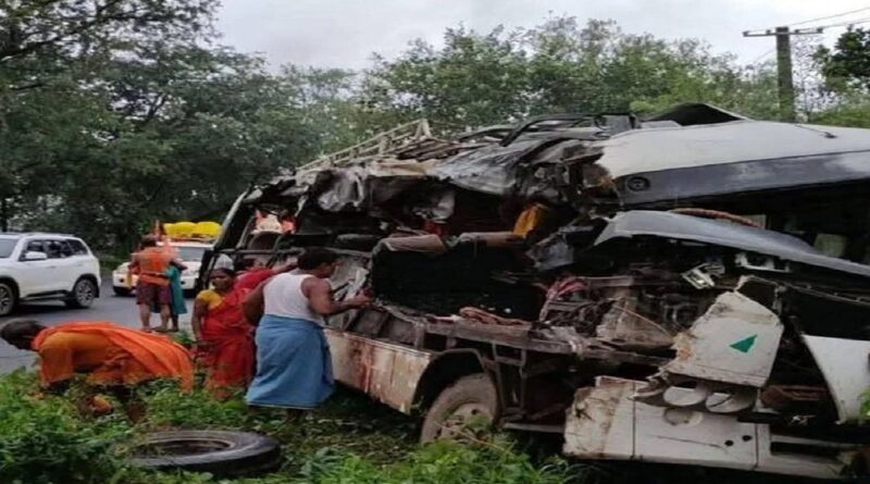 बस व ट्रक की टक्कर से 8 कावड़ियों की मौत, 20 घायल