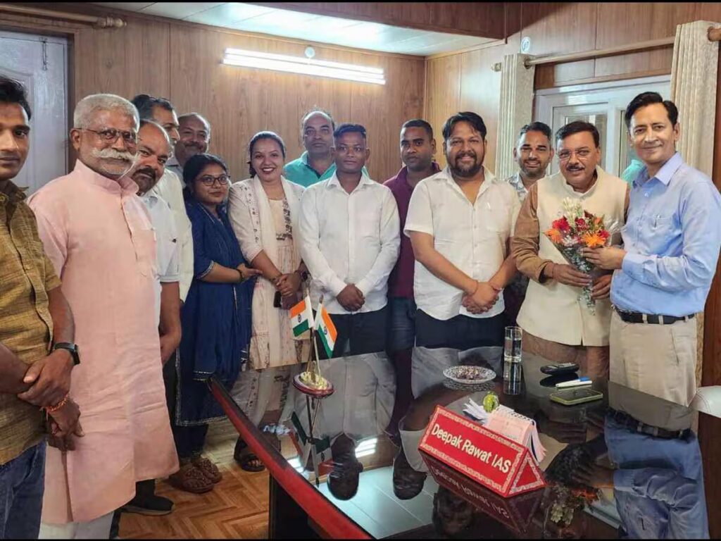 कुमाऊं कमिश्नर दीपक रावत से मिलकर पूर्व विधायक ने की 750 परिवारों का भविष्य सुरक्षित कराने की मांग