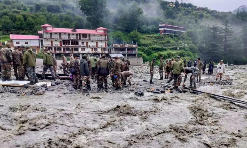 धराली में हेली से रेस्क्यू अभियान नहीं हुआ शुरू, लापता लोगों की मलबे में तलाश जारी