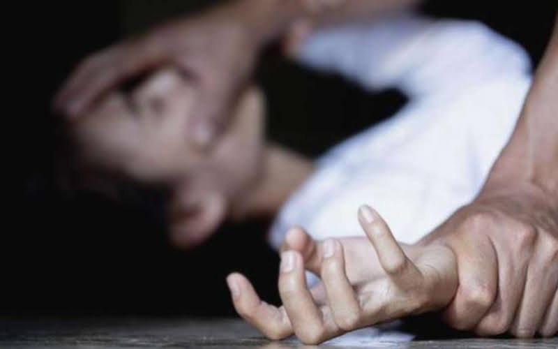 ब्‍वॉयफ्रेंड की शर्मनाक करतूत, दोस्‍तों के साथ मिलकर प्रेमिका से किया सामूहिक दुष्‍कर्म