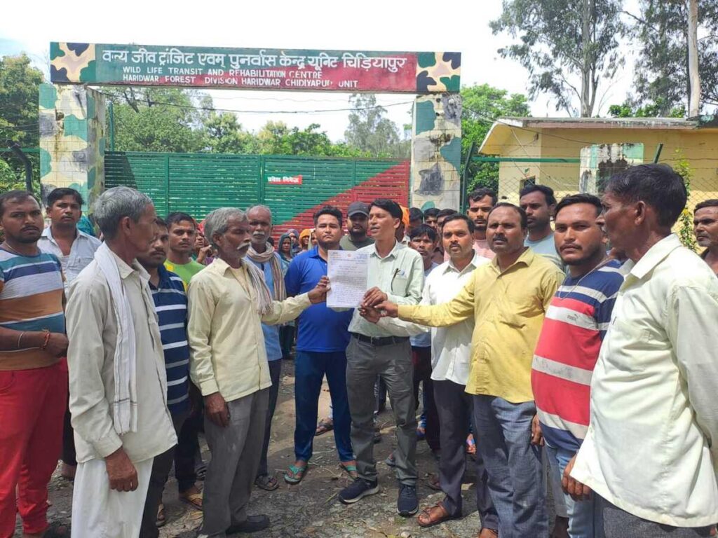 बंदरों के आतंक से परेशान ग्रामीणों का टूटा सब्र, रेस्क्यू सेंटर पर किया प्रदर्शन  