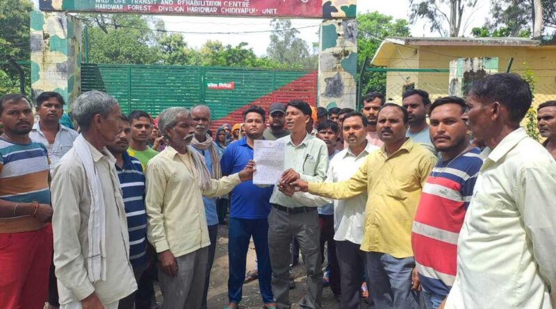 बंदरों के आतंक से परेशान ग्रामीणों का टूटा सब्र, रेस्क्यू सेंटर पर किया प्रदर्शन  