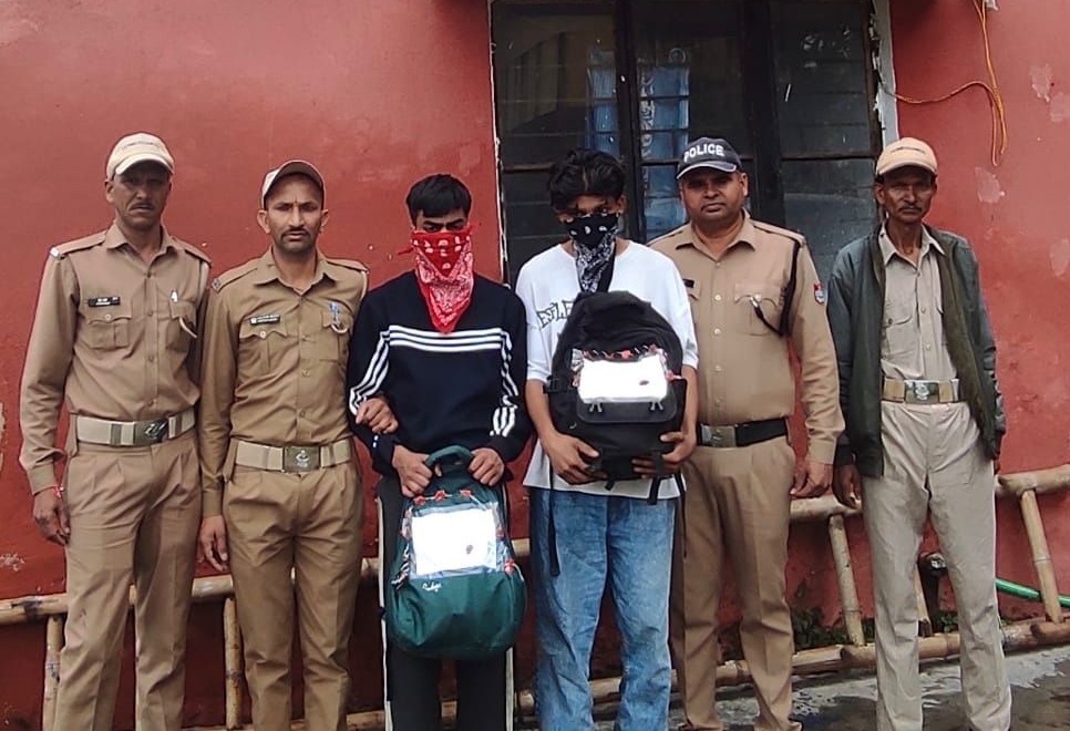 आधा किलो अवैध चरस के साथ दो युवक गिरफ़्तार , नशा तस्करी के खिलाफ पुलिस की मुहिम जारी